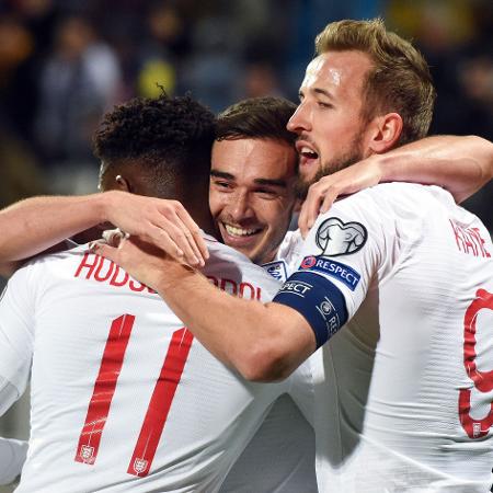 Harry Winks (ao centro) comemora após marcar para a Inglaterra contra Kosovo nas eliminatórias da Euro - Robert ATANASOVSKI / AFP