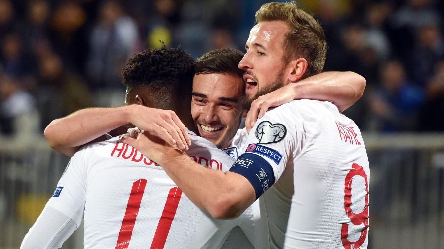Harry Winks (ao centro) comemora após marcar para a Inglaterra contra Kosovo nas eliminatórias da Euro - Robert ATANASOVSKI / AFP