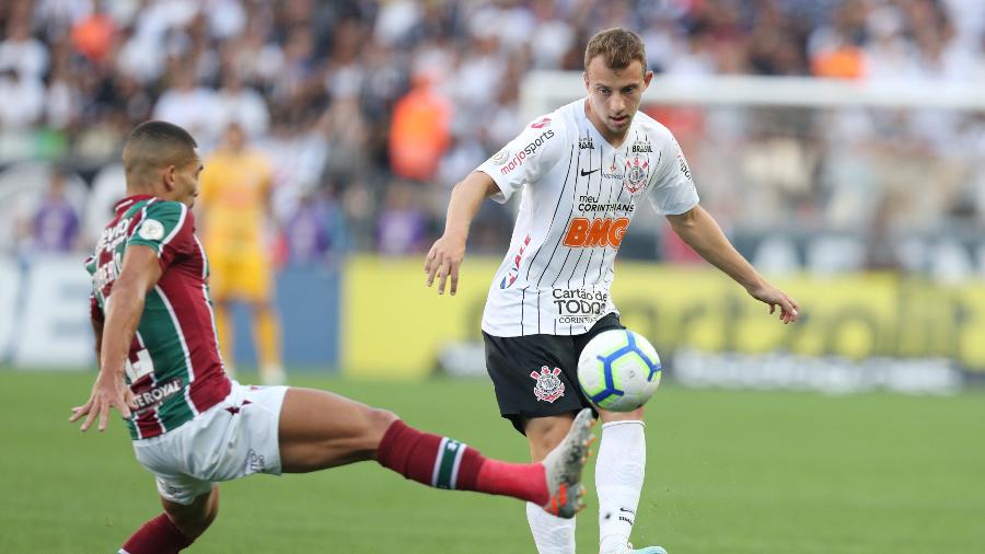 Carlos Augusto, do Corinthians, disputa a bola com Gilberto, do Fluminense - Amanda Perobelli/Reuters