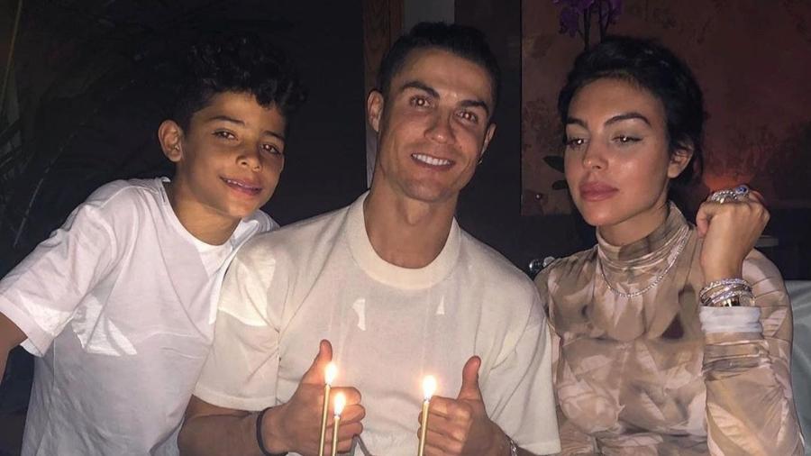 Ao lado da mulher e de um dos filhos, Cristiano Ronaldo comemora seu 35º aniversário - Reprodução/Instagram