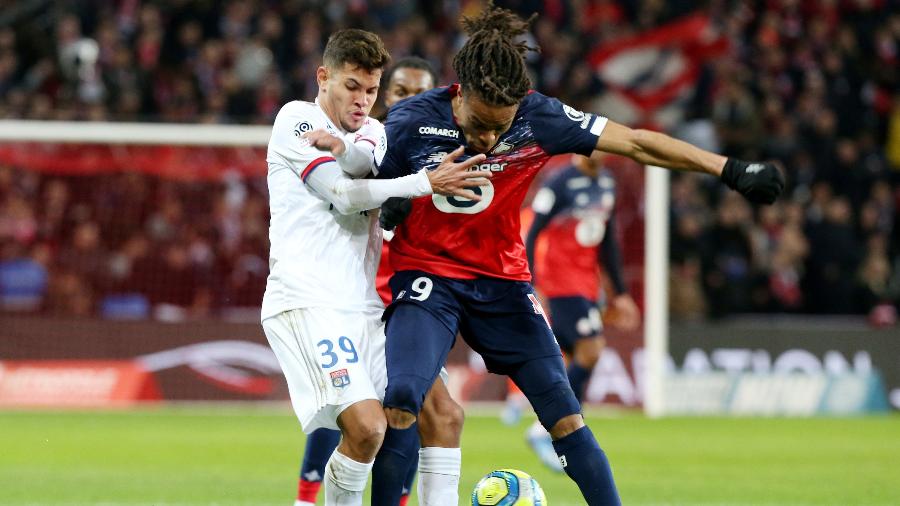 Bruno Guimarães atuou na derrota do Lyon para o Lille pelo Campeonato Francês - Francois Walschaerts/Reuters