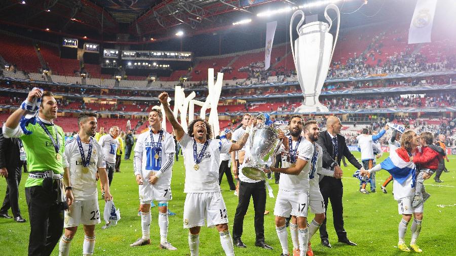 Jogadores do Real comemoram o título da Champions em 2014, tomando a taça que estava com o Bayern - Stuart Franklin - UEFA/UEFA via Getty Images