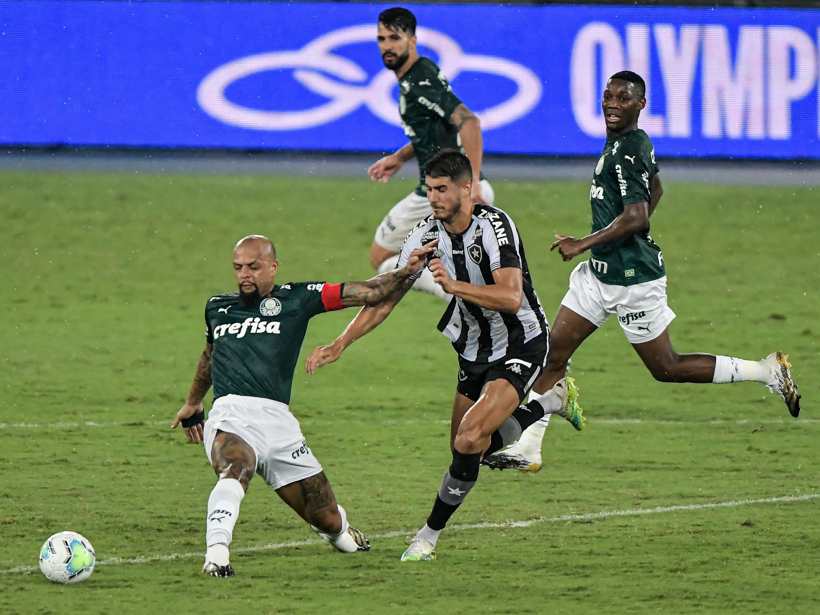 Botafogo abre o placar nos acréscimos, mas cede empate para o Coritiba e vê  Palmeiras com a mão na taça