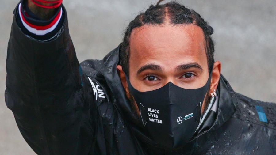 Lewis Hamilton de punho cerrado antes do GP da Turquia de Fórmula 1, em 2020 - Peter Fox/Getty Images