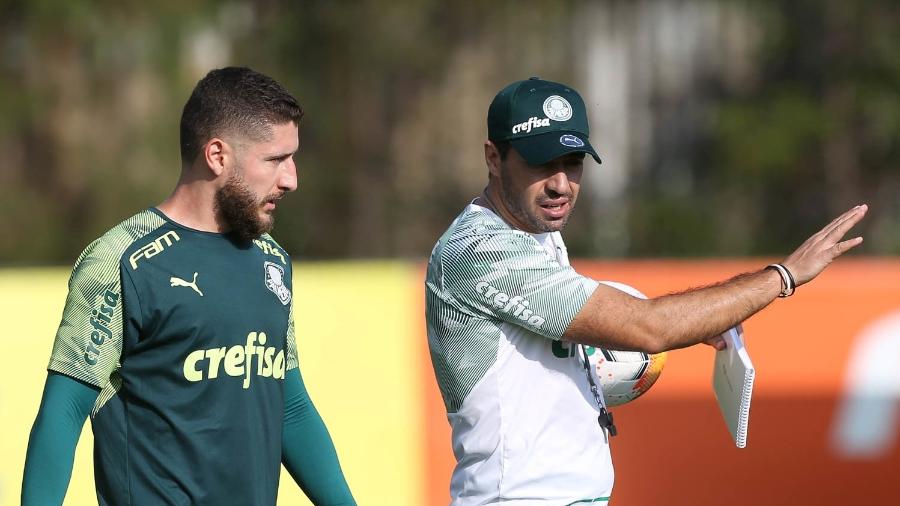 Zé Rafael conversa com o técnico Abel Ferreira durante treino do Palmeiras na Academia de Futebol - Cesar Greco