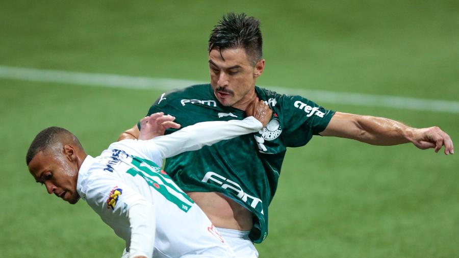 Willian e Ademir disputam a bola pelo jogo de ida da semifinal da Copa do Brasil, entre Palmeiras e América-MG - Marcello Zambrana/AGIF
