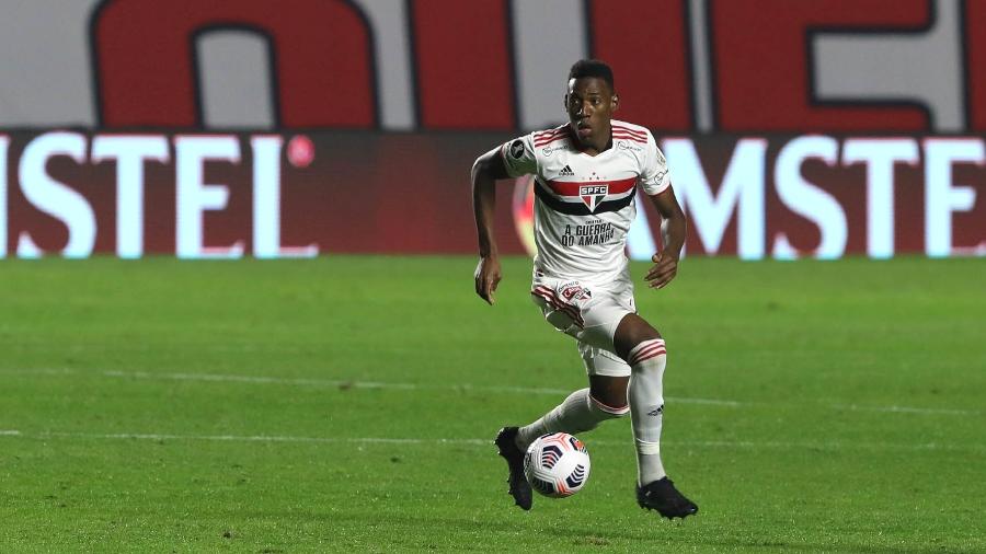 Léo, zagueiro do São Paulo, na partida contra o Racing - RUBENS CHIRI/São Paulo FC