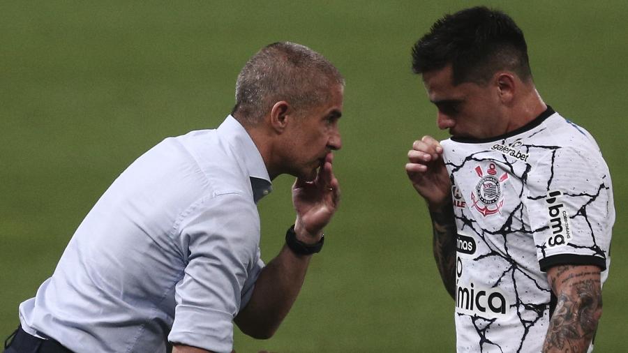 Sylvinho dá instruções a Fagner na partida entre Corinthians e América-MG - Ettore Chiereguini/AGIF