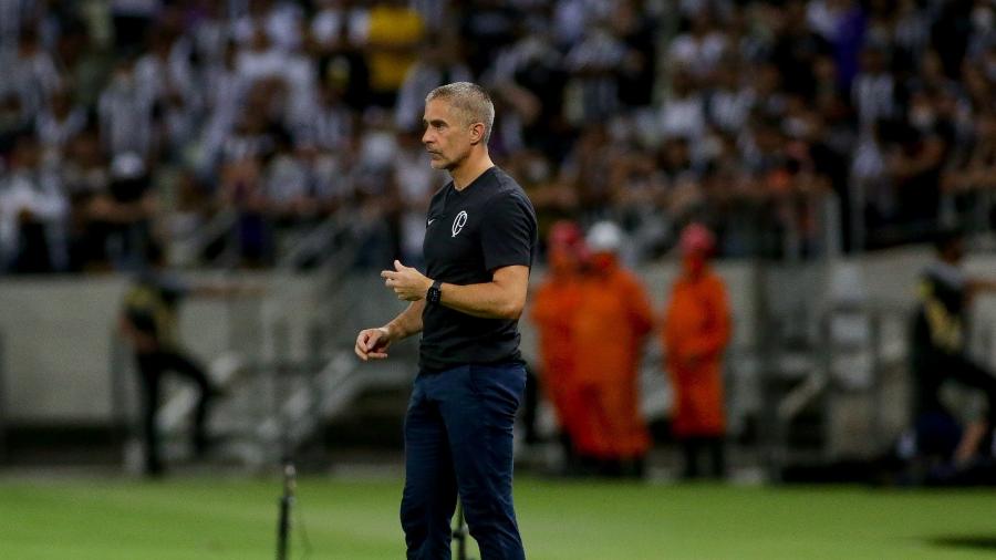 Após derrota no Castelão, Sylvinho evita apontar falhas e levanta moral do elenco