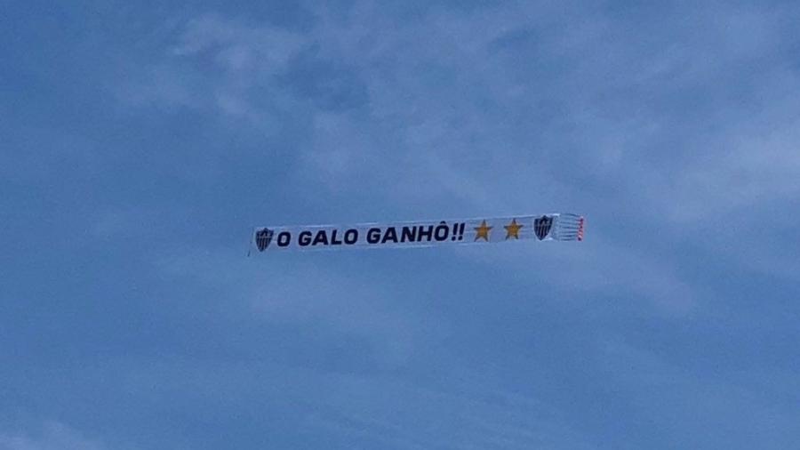 Atleticanos exibiram faixa "o Galo ganhô" em avião que sobrevoou praias lotadas do Rio ontem (5) - Bruno Braz / UOL Esporte