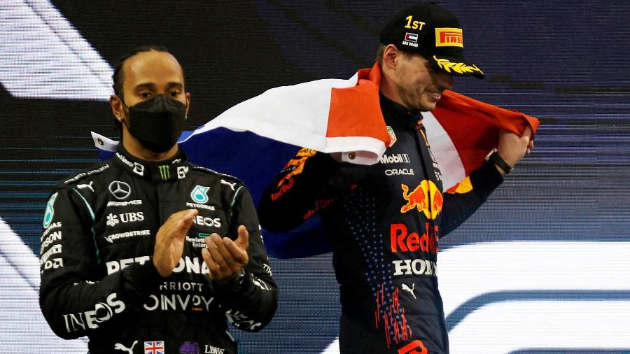 Hamilton e Verstappen no pódio do GP de Abu Dhabi, que deu o título da F1 ao holandês - HAMAD I MOHAMMED/REUTERS