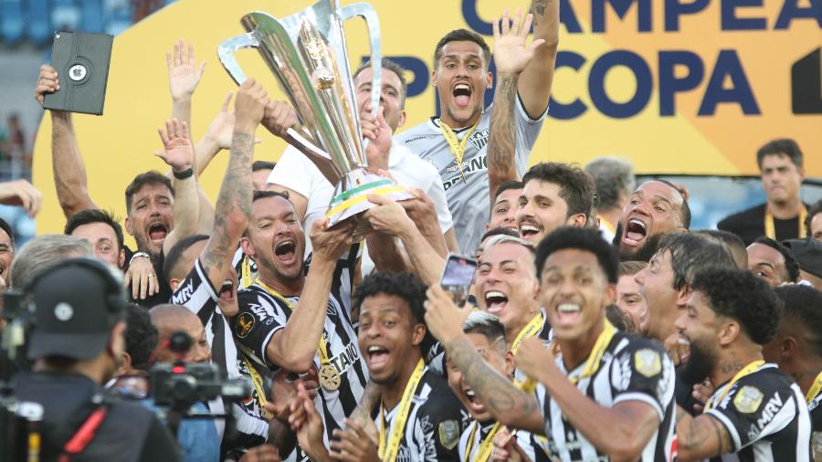 Atlético-MG levanta taça da Supercopa do Brasil  - ARTHUR MIRANDA/ISHOOT/ESTADÃO CONTEÚDO