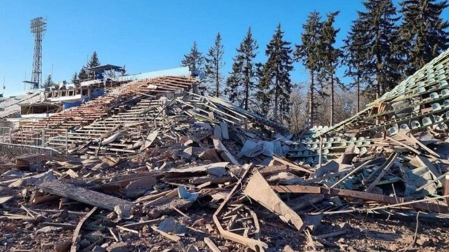 Estádio do FC Desna, time da Ucrânina, totalmente destruído após bombardeio russo - Reprodução Web