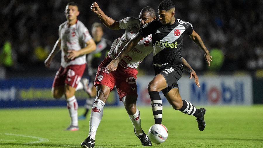 Raniel, do Vasco, disputa lance com Rafael Donato, do Vila Nova-GO, durante partida no estádio São Januário - Thiago Ribeiro/AGIF