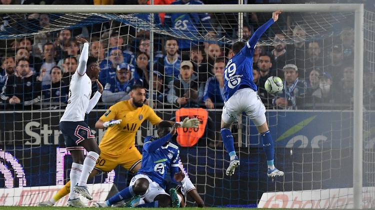 Caci aproveita cruzamento e marca gol de empate heróico do Strasbourg contra o PSG - Patrick HERTZOG / AFP - Patrick HERTZOG / AFP