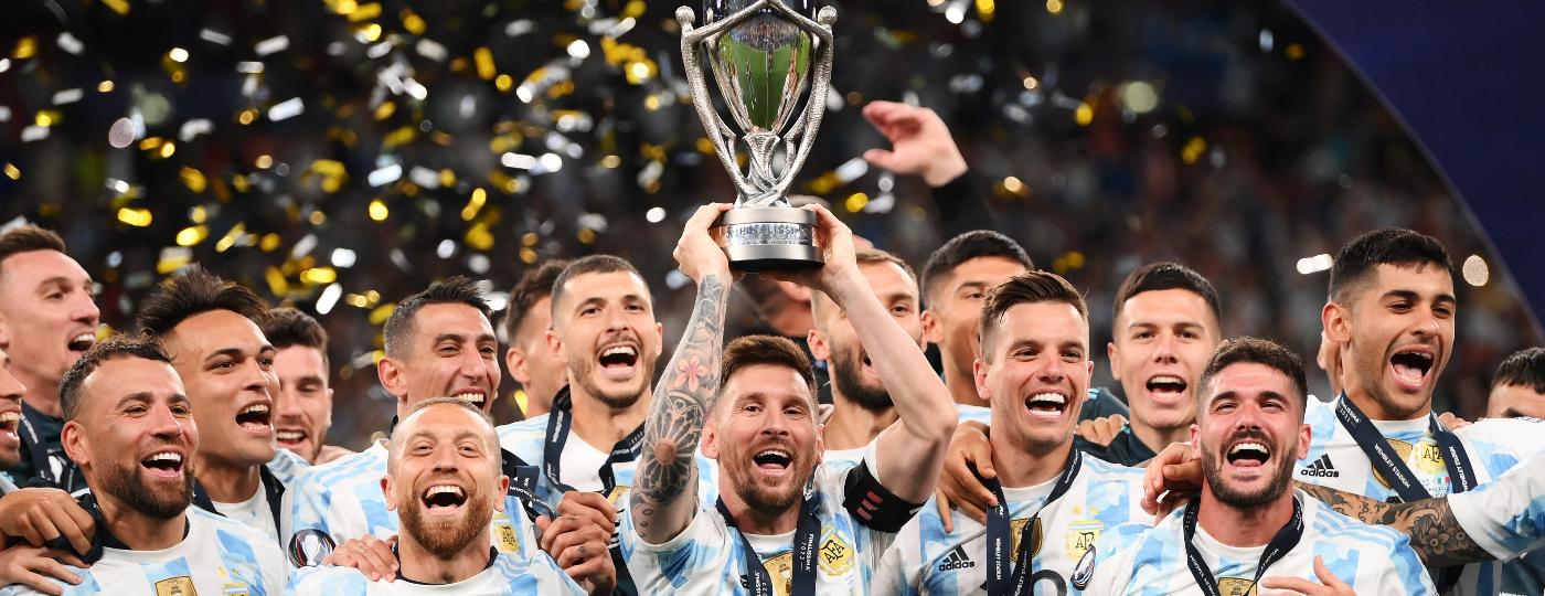 Lionel Messi, capitão da Argentina, levanta taça da Finalíssima após vitória de 3 a 0 diante da Itália - Shaun Botterill/Getty Images