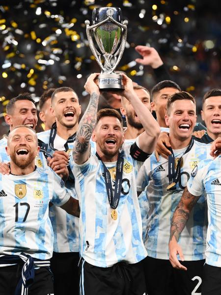 Lionel Messi, capitão da Argentina, levanta taça da Finalíssima após vitória de 3 a 0 diante da Itália; o Qatar é a última chance do melhor do mundo a última década levantar o caneco mundialo - Shaun Botterill/Getty Images