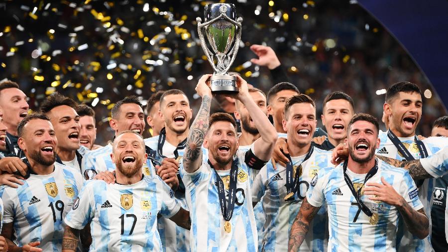 Lionel Messi, capitão da Argentina, levanta taça da Finalíssima após vitória de 3 a 0 diante dos europeus - Shaun Botterill/Getty Images