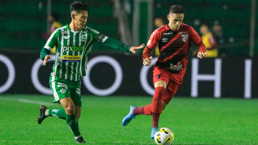 Khellven, jogador do Athletico, e Chico Kim, do Juventude, disputam lance na partida pelo Campeonato Brasileiro  - Luiz Erbes/AGIF