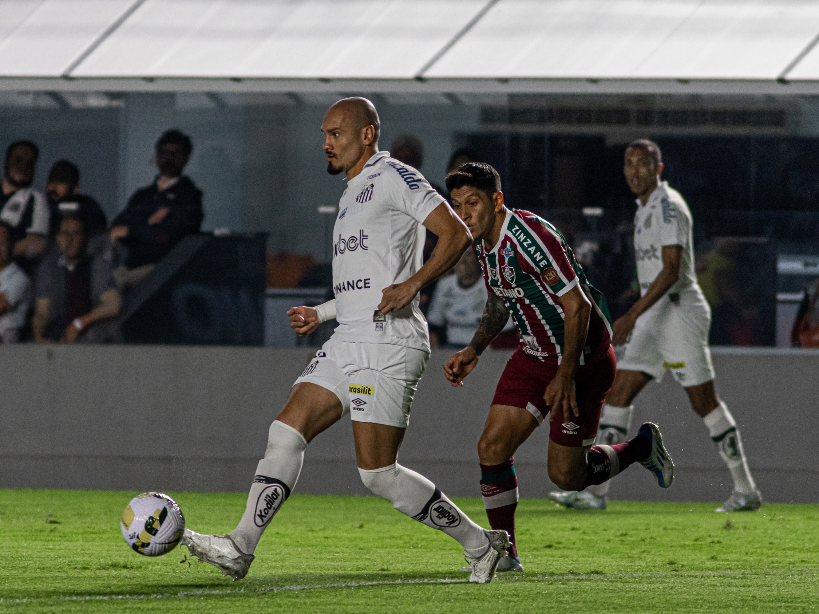 Santos e Corinthians empatam na Vila em jogo movimentado e com ação do VAR