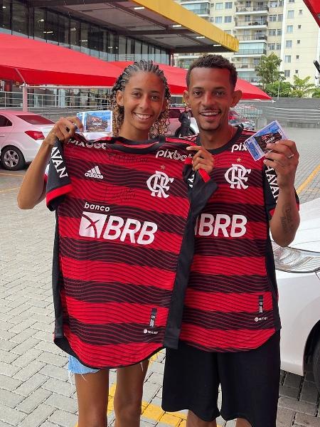 Marisol e Rael com seus ingressos e as camisas do Flamengo autografadas pelo atacante Pedro - Arquivo Pessoal