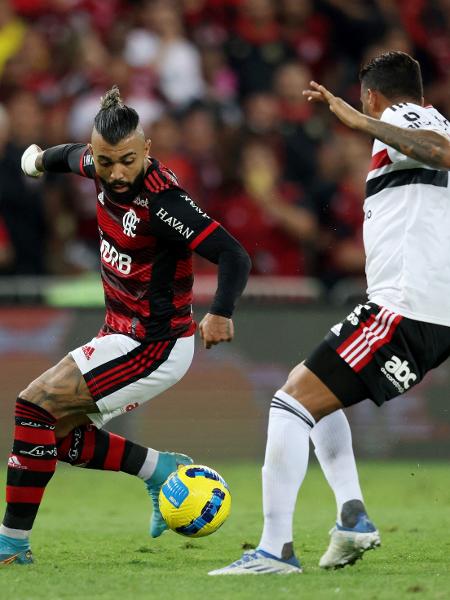 Gabigol tenta driblar Reinaldo em Flamengo x São Paulo - Sergio Moraes/Reuters