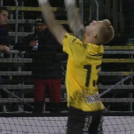 Goleiro Robin Wallinder arremessa bola para acertar um drone que atrasou o início de um jogo na segunda divisão sueca - Reprodução/Twitter