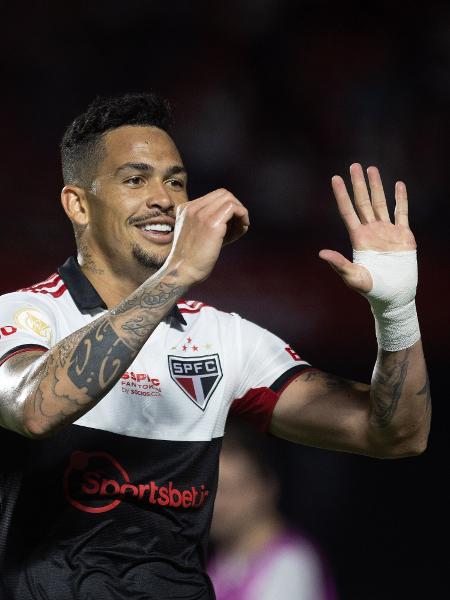 Luciano comemora seu gol na partida entre São Paulo e Coritiba, pelo Brasileirão - Diogo Reis/AGIF