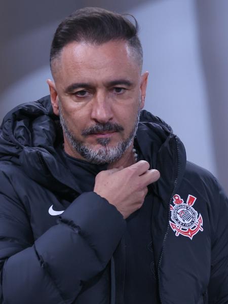 Vítor Pereira antes de Corinthians x Ceará, jogo do Campeonato Brasileiro; Técnico negocia com o Flamengo - Marcello Zambrana/AGIF