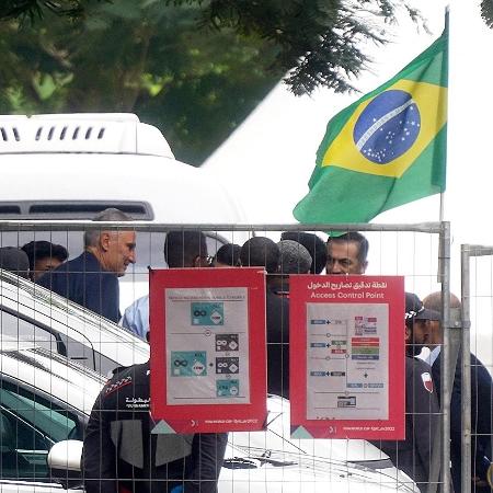 Tite entra no ônibus da seleção brasileira antes da delegação deixar o Qatar após a eliminação na Copa do Mundo - REUTERS/Leonardo Benassatto