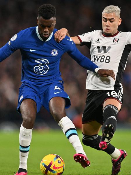 Andreas Pereira disputa bola pelo Fulham diante do Chelsea pelo Campeonato Inglês - Glyn KIRK / AFP