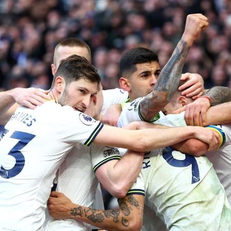 Jogadores do Tottenham celebram segundo gol diante do Chelsea, marcado por Harry Kane - Chloe Knott - Danehouse/Getty Images