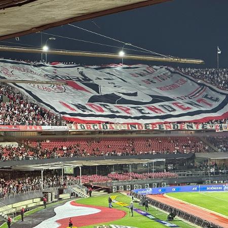 Organizada do São Paulo exibe bandeirão de Ceni no primeiro jogo após demissão - Eder Traskini/UOL