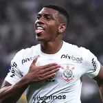 Segovinha joga bola e aprova hit da torcida do Botafogo: 'Gostei da música,  vai ser legal ouvir no estádio' - FogãoNET