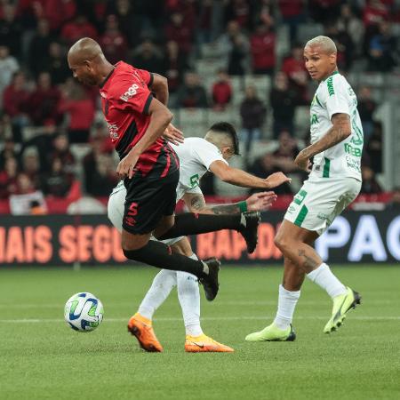 Fernandinho, do Athletico, em ação no jogo contra o Cuiabá, pelo Brasileirão