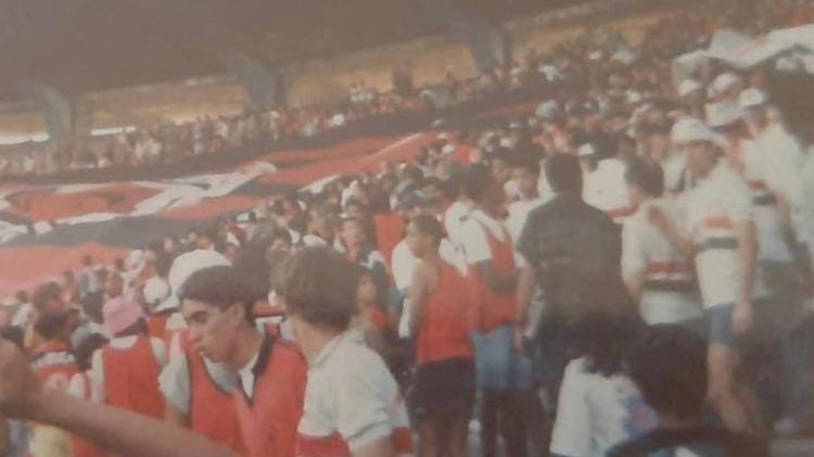 Integrantes de organizadas de Flamengo e São Paulo juntos na arquibancada do antigo Maracanã