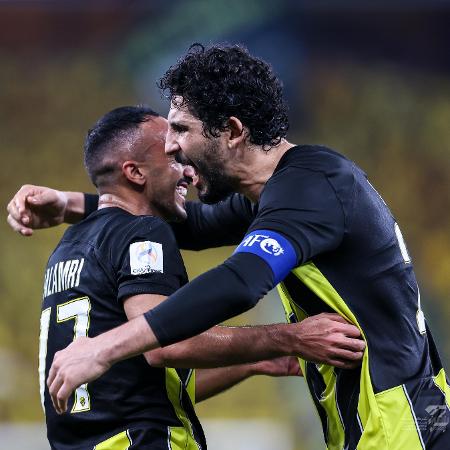 Saleh Al-Amri e Ahmed Hegazy comemoram gol do Al-Ittihad na Liga dos Campeões da Ásia