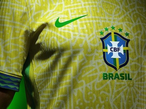 Vice da Nike recebe camisa 22 da CBF e gesto causa polêmica