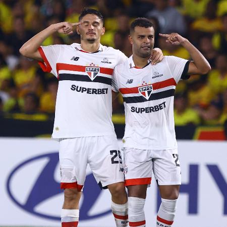 Pablo Maia e Alisson comemoram gol do São Paulo sobre o Barcelona-EQU em duelo da Libertadores