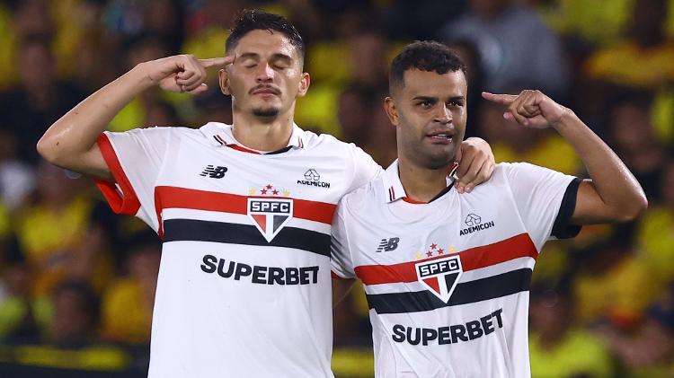Pablo Maia e Alisson comemoram 2° gol do São Paulo sobre o Barcelona-EQU