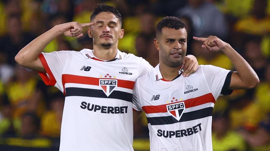Pablo Maia e Alisson comemoram gol do São Paulo sobre o Barcelona-EQU em duelo da Libertadores