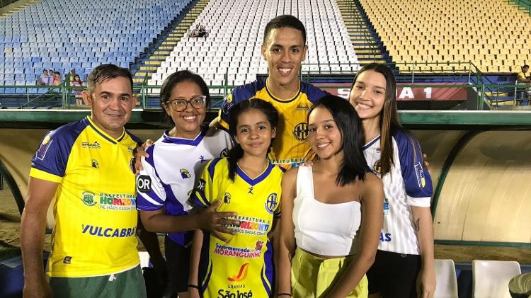 Caio Pedro posa com familiares depois de jogo do Horizonte no Campeonato Cearense