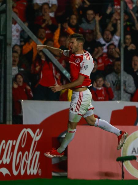 Lucas Alario jogador do Internacional comemora seu gol durante partida contra o Delfin