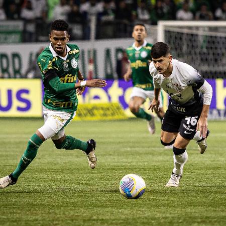 Estêvão e Hugo disputam a bola em Palmeiras x Corinthians, partida do Campeonato Brasileiro - CRIZAM FRANçA/AGÊNCIA O DIA/AGÊNCIA O DIA/ESTADÃO CONTEÚDO