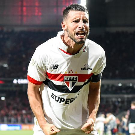 Calleri celebra gol do São Paulo sobre o Athletico em jogo do Campeonato Brasileiro