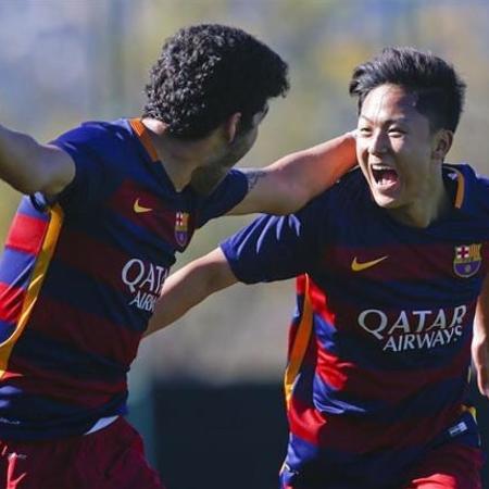 Lee comemora gol do Barcelona com Carles Aleñá, outra estrela de La Masia