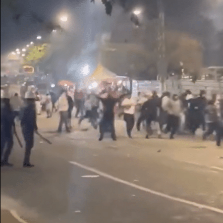 Torcida do São Paulo tenta invadir a área visitante no Morumbis