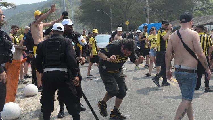 Polícia age durante tumulto em festa da torcida do Peñarol no Rio antes de jogo contra o Flamengo