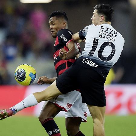 Alex Sandro e Garro disputam a bola em Flamengo x Corinthians, duelo da Copa do Brasil