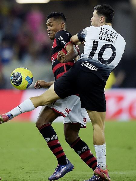 Alex Sandro e Garro disputam a bola em Flamengo x Corinthians, duelo da Copa do Brasil -  Alexandre Loureiro/AGIF